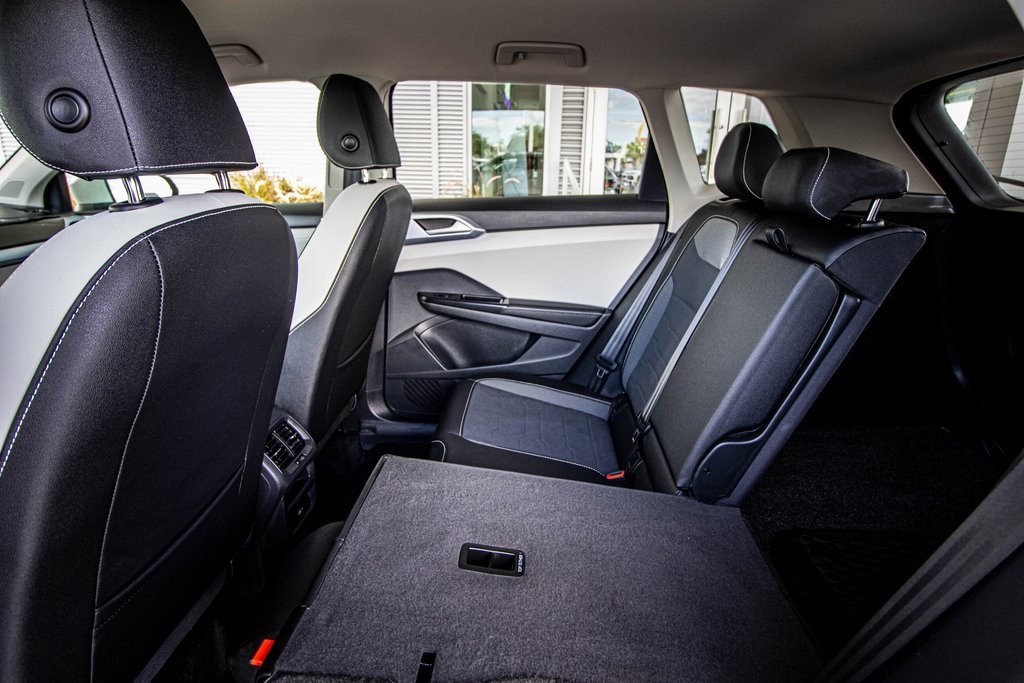 Certified 2025 Volkswagen Taos SE w/ Black Wheel Package image 46