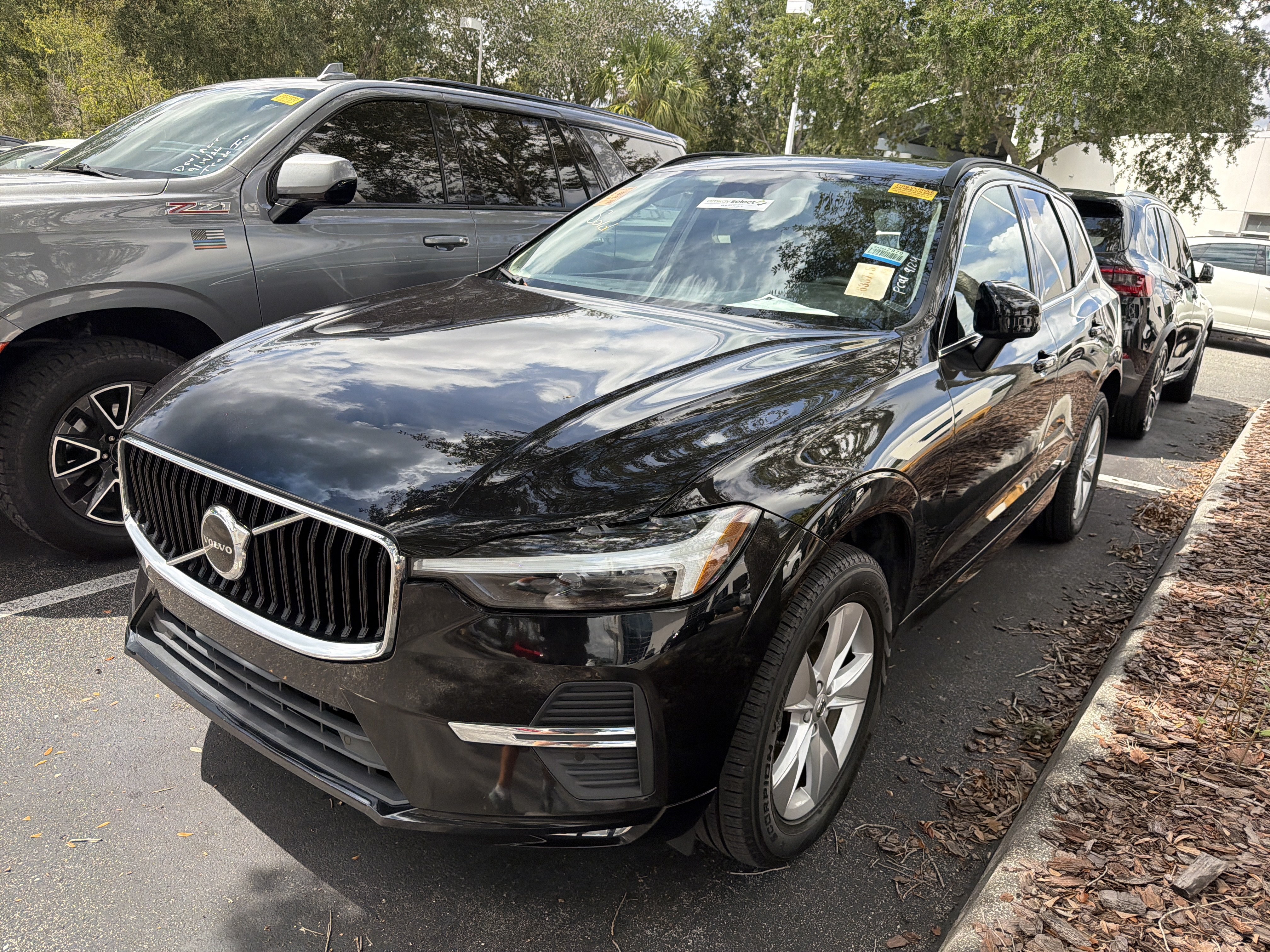 Used 2022 Volvo XC60 B5 Momentum AWD/4WD image 3