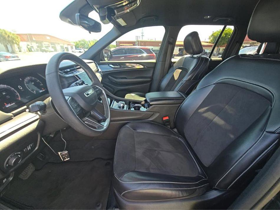 Used 2023 Jeep Grand Cherokee Altitude AWD/4WD image 8