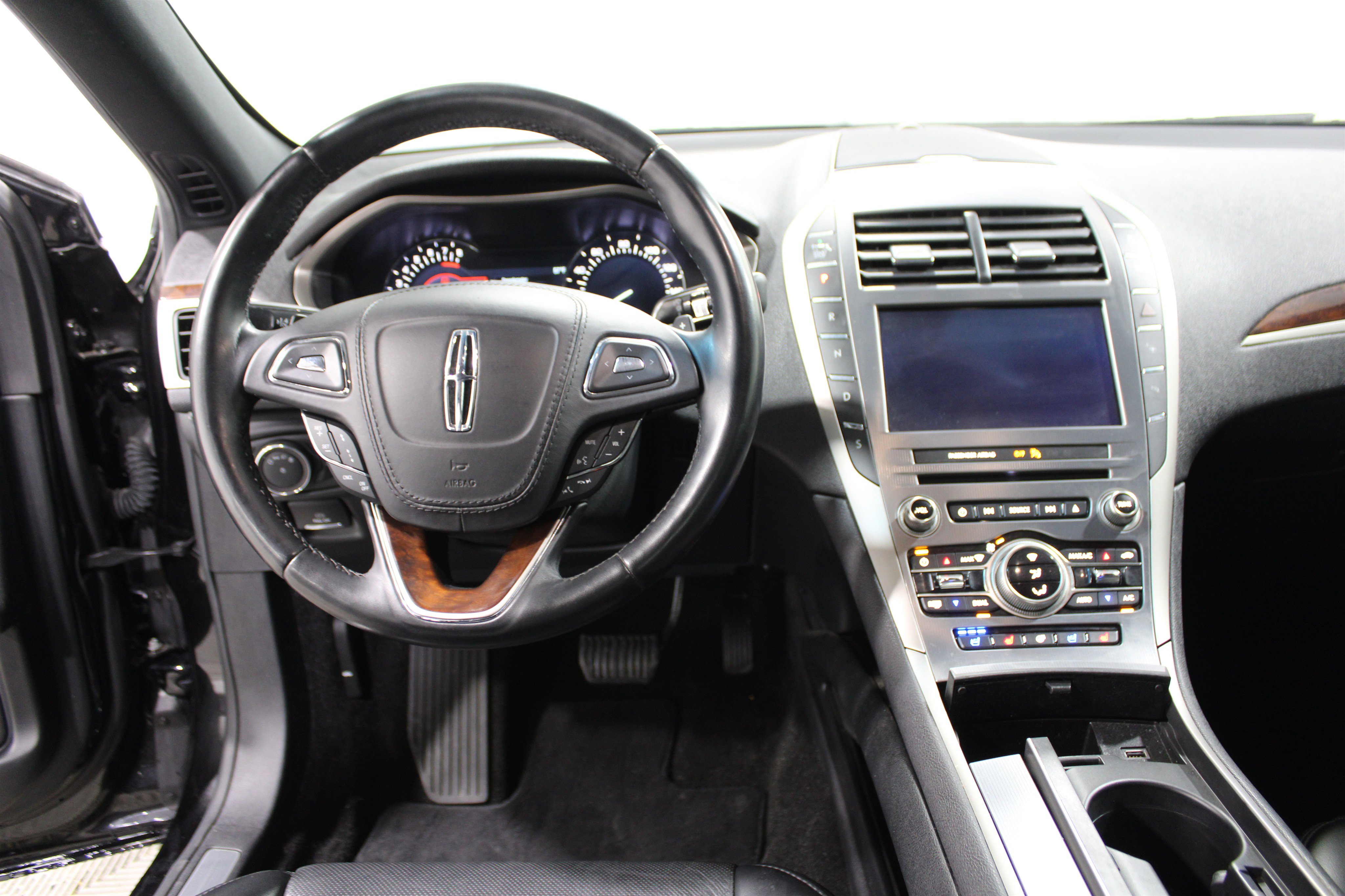 Used 2020 Lincoln MKZ Reserve w/ Monochromatic Package FWD image 2