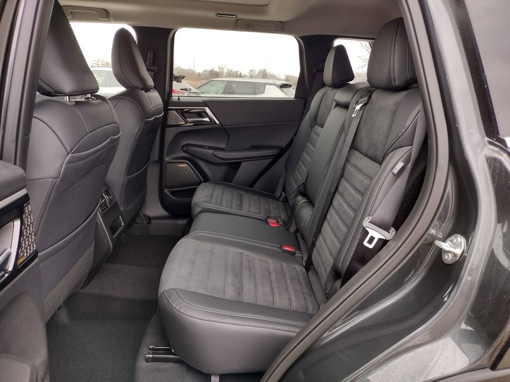 New 2026 Mitsubishi Outlander SE image 9