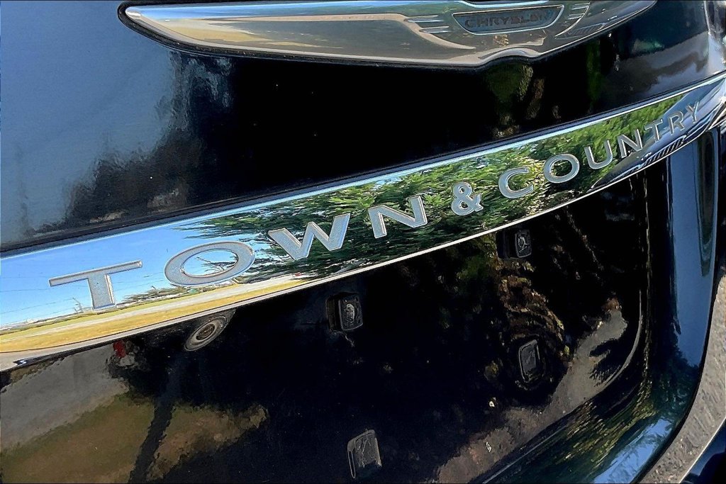 Used 2015 Chrysler Town & Country Touring FWD image 23