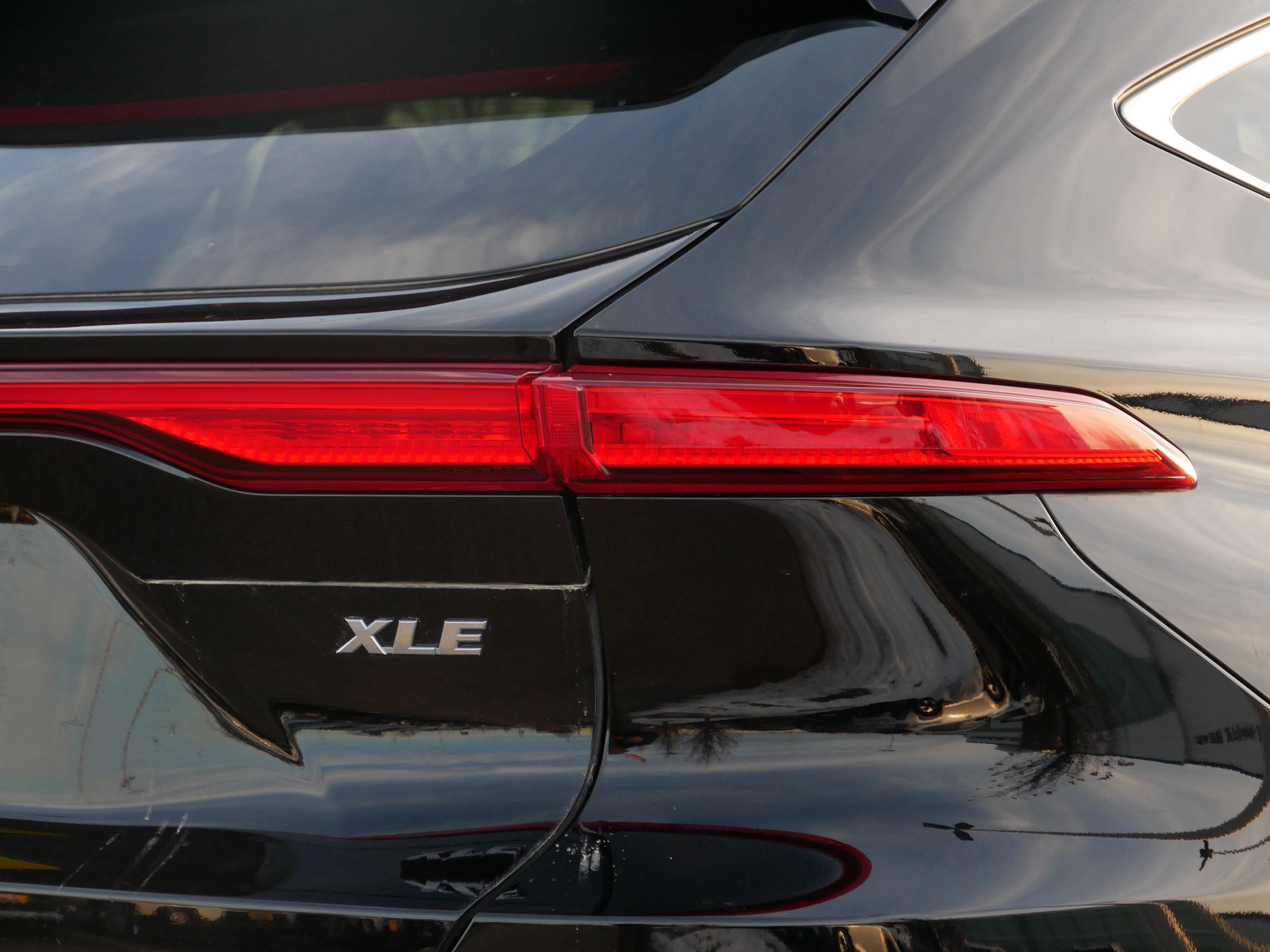 Used 2024 Toyota Venza XLE image 17