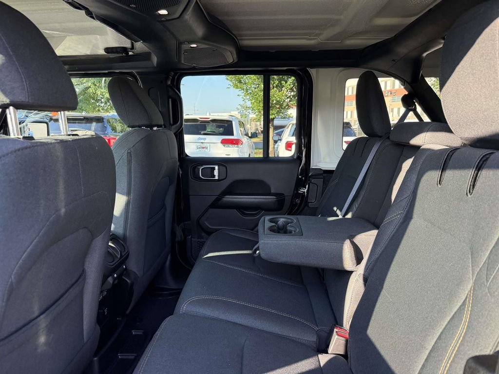 Used 2024 Jeep Wrangler Unlimited Sahara AWD/4WD image 17