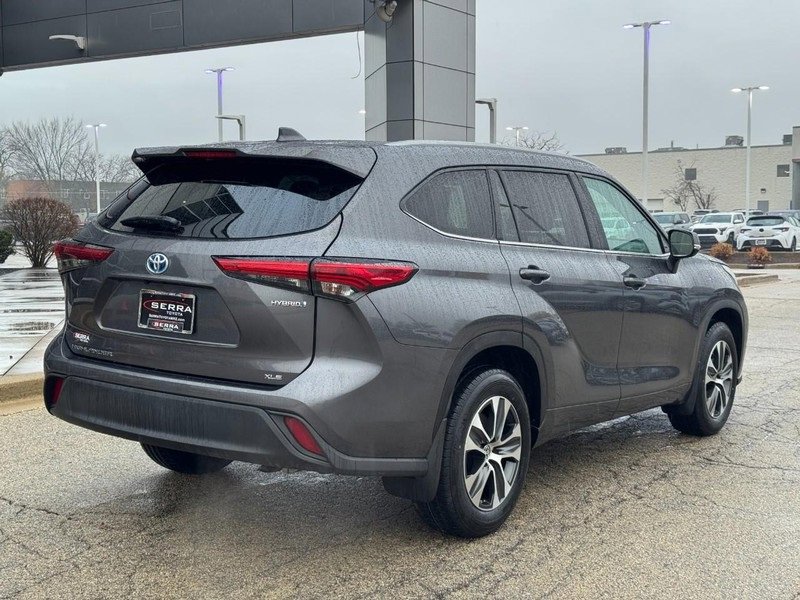 Used 2023 Toyota Highlander XLE image 3