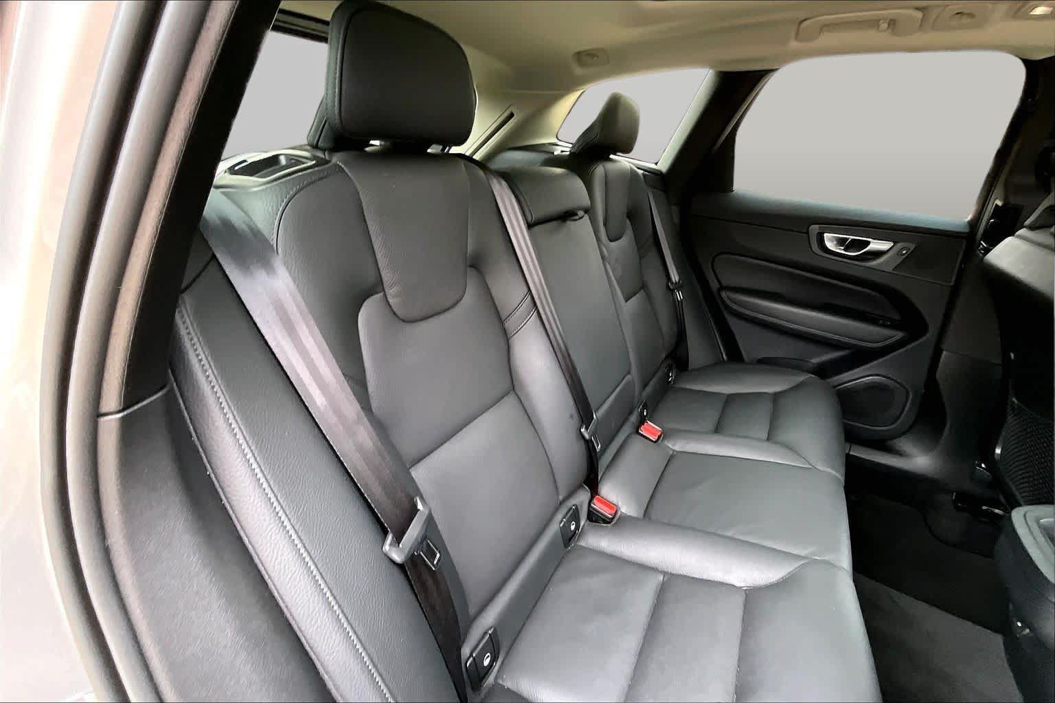 Used 2025 Volvo XC60 B5 Plus AWD/4WD image 19