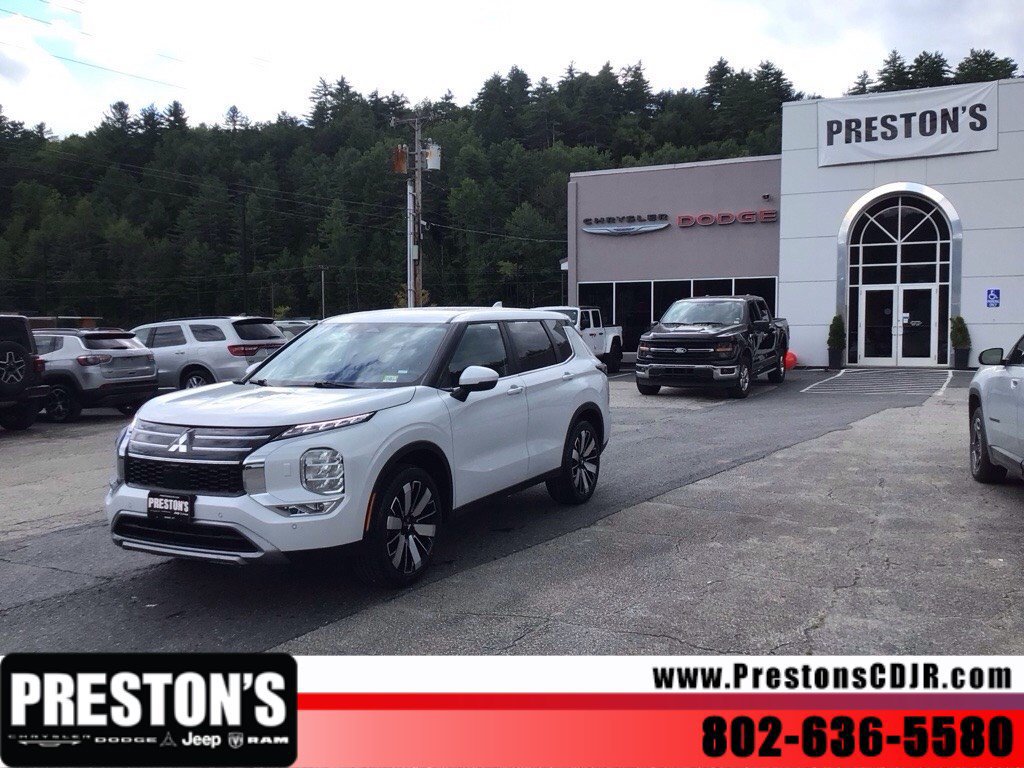 Used 2025 Mitsubishi Outlander SE AWD/4WD image 1
