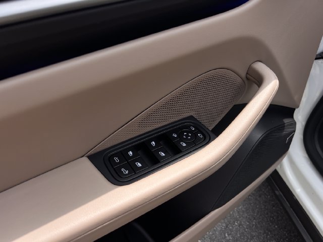 Used 2025 Porsche Macan Electric w/ Premium Package RWD image 11