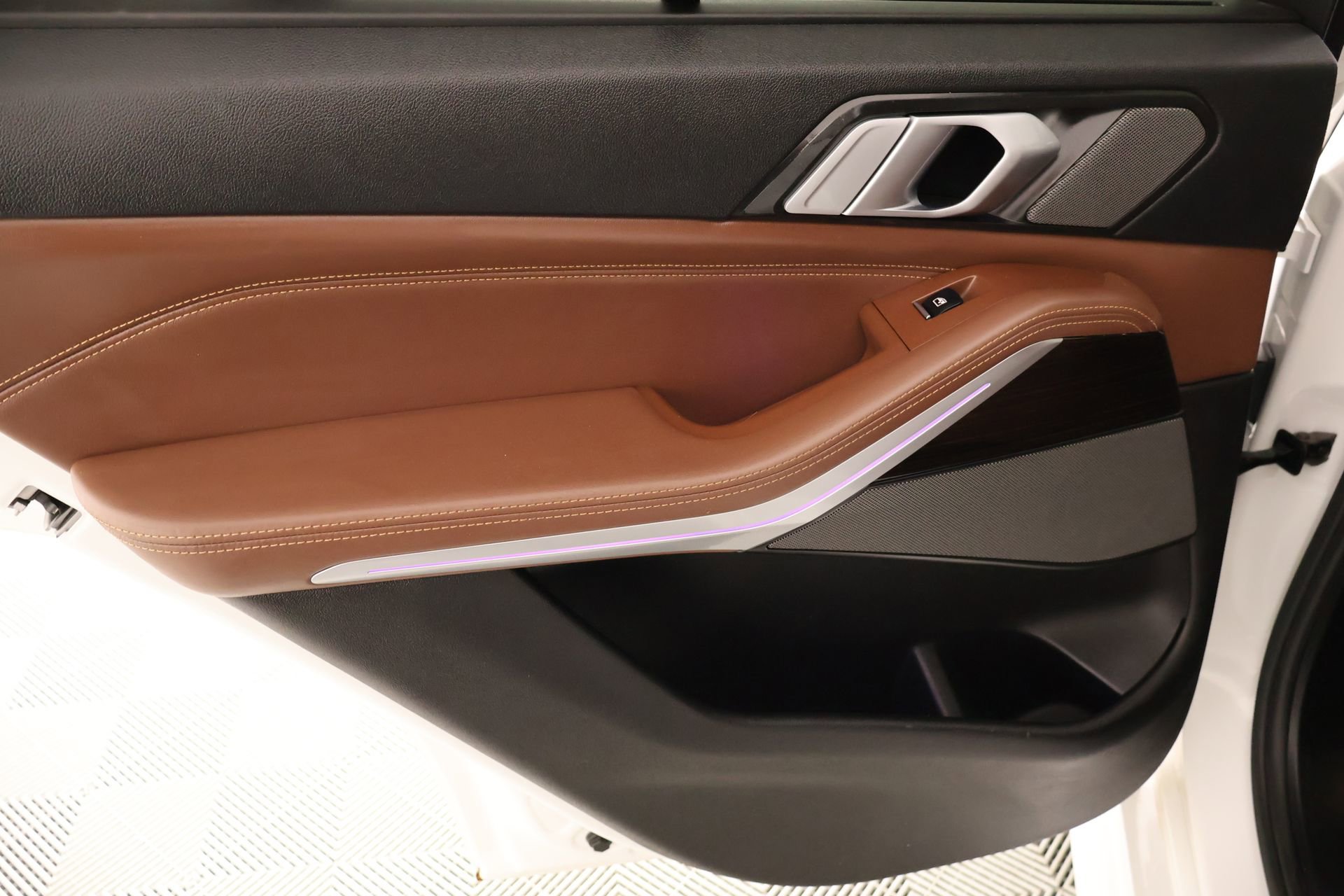 Used 2019 BMW X5 xDrive50i w/ M Sport Package image 19