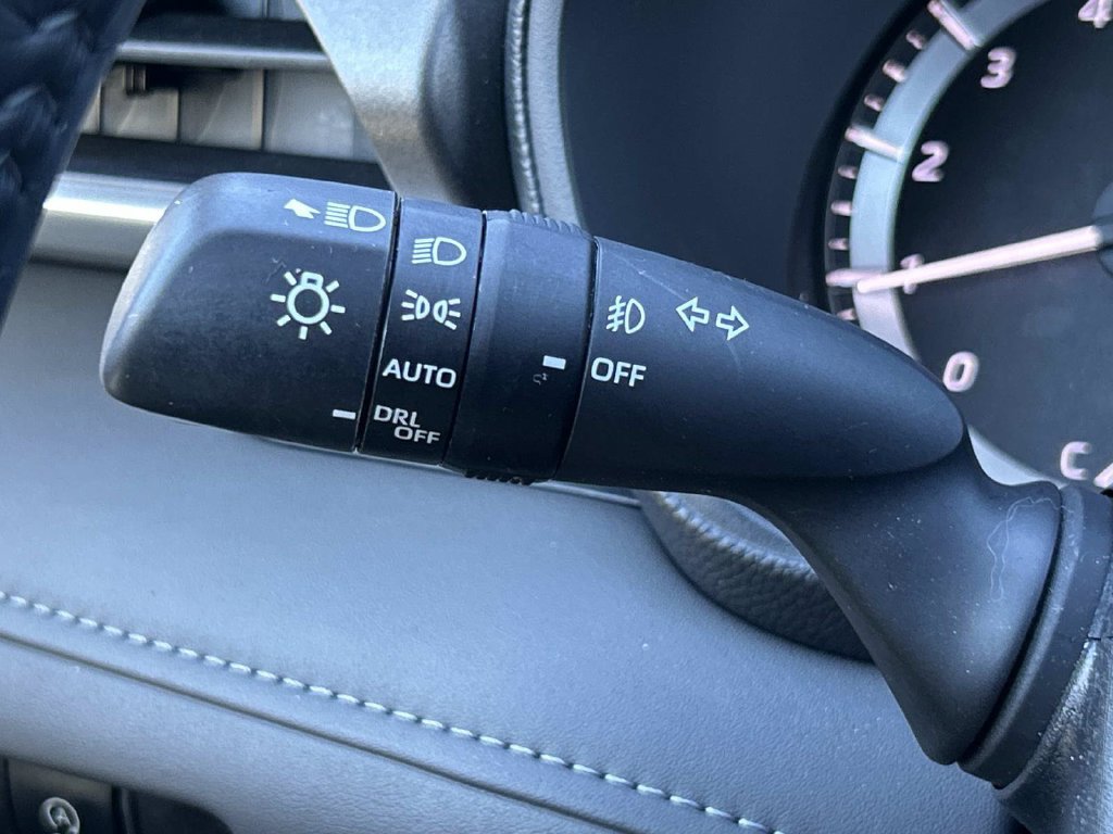 Used 2024 Toyota Highlander LE FWD image 29