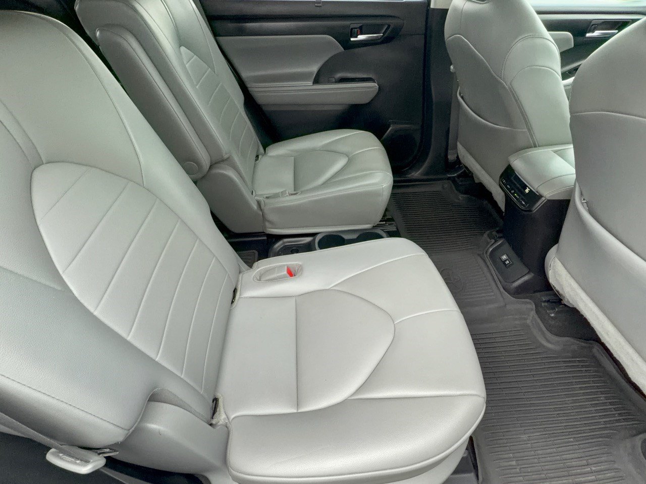 Used 2021 Toyota Highlander XLE AWD/4WD image 29