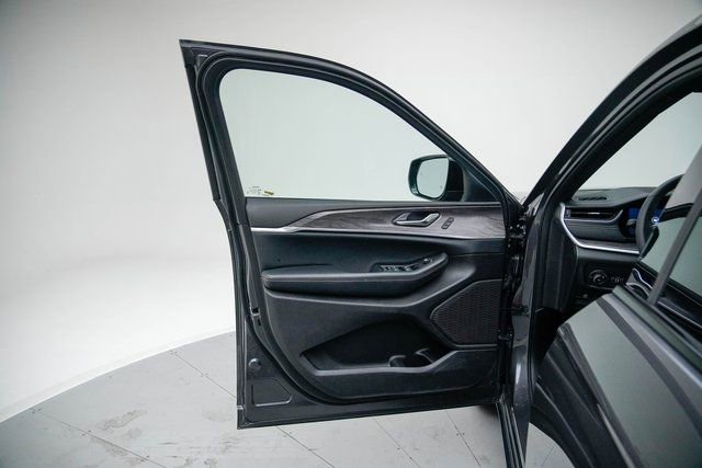 Used 2024 Jeep Grand Cherokee Limited image 22