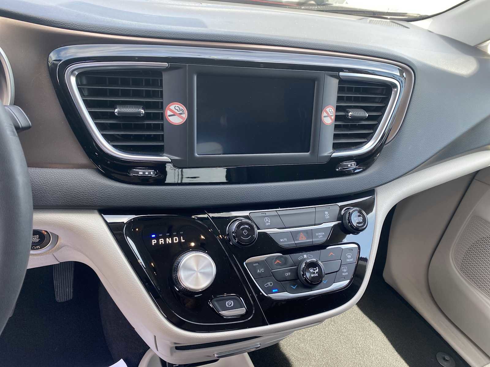 Used 2023 Chrysler Voyager LX image 16