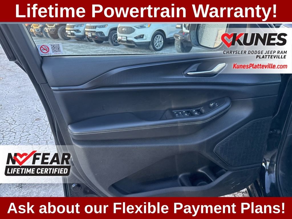 Used 2023 Jeep Grand Cherokee Laredo image 13