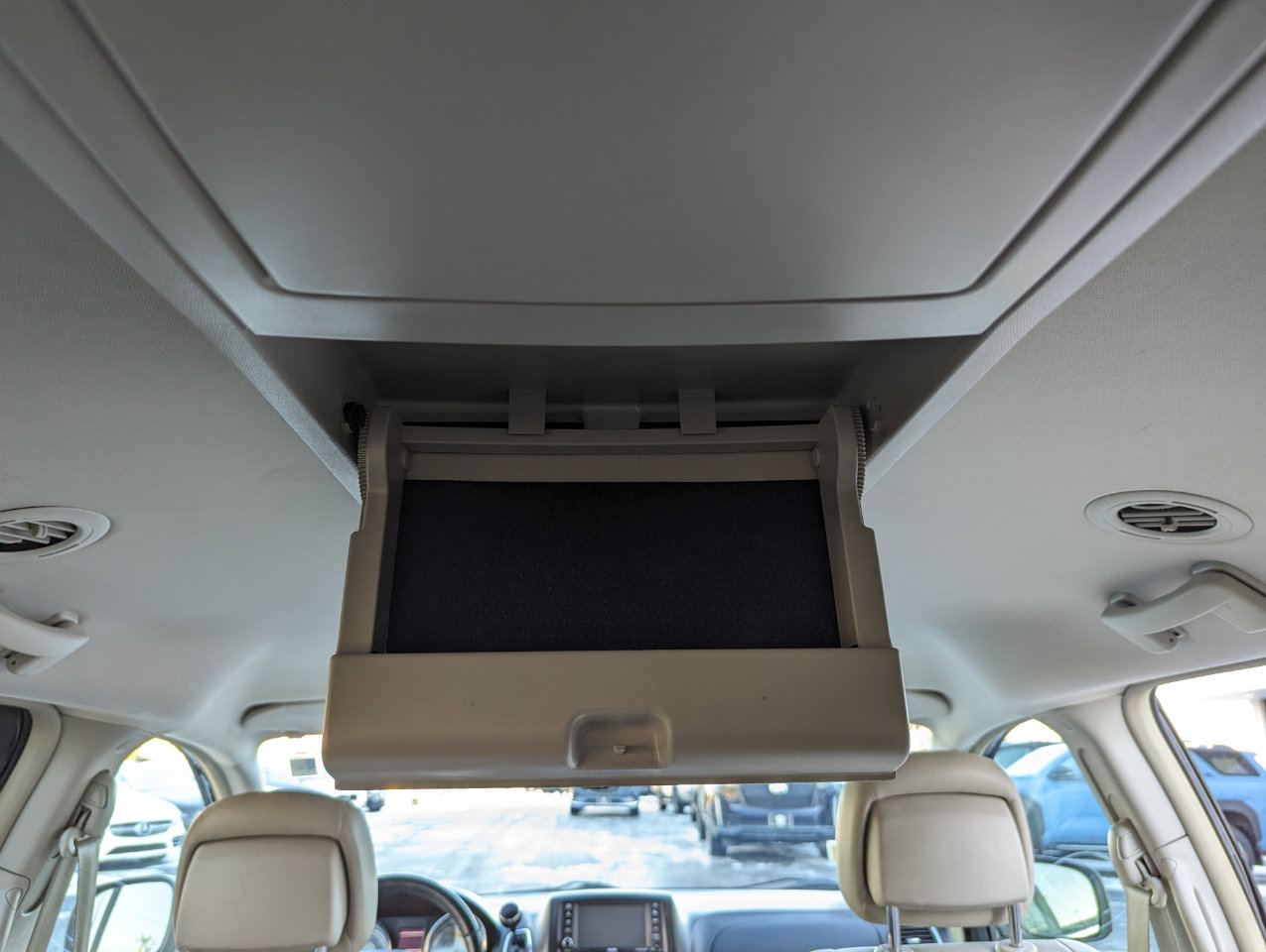 Used 2013 Chrysler Town & Country Touring image 39