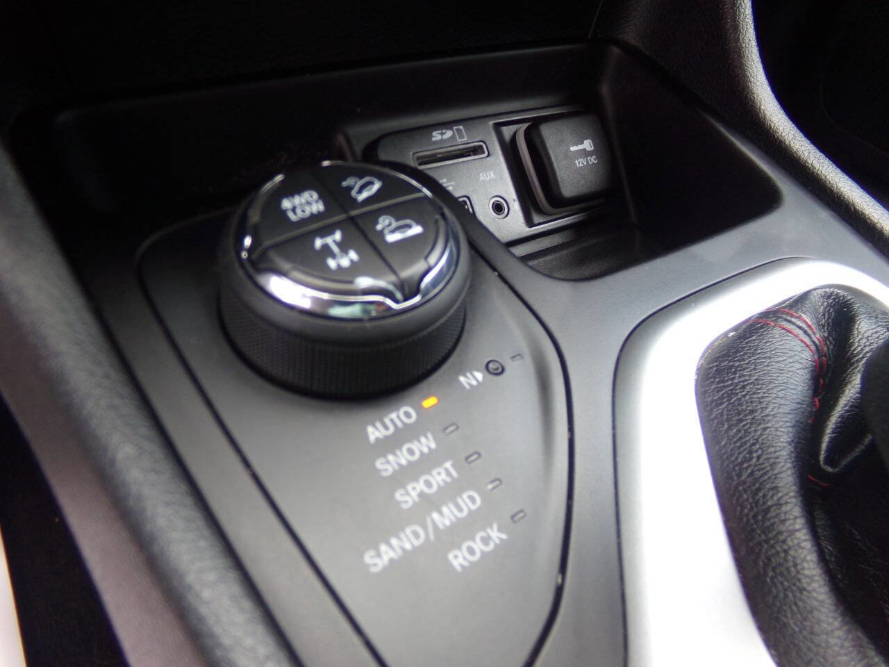 Used 2018 Jeep Cherokee Trailhawk w/ Cold Weather Group image 32