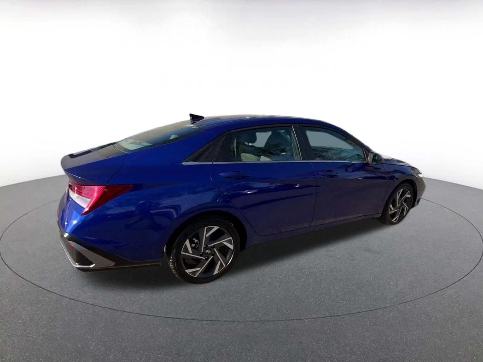 Used 2025 Hyundai Elantra SEL image 14