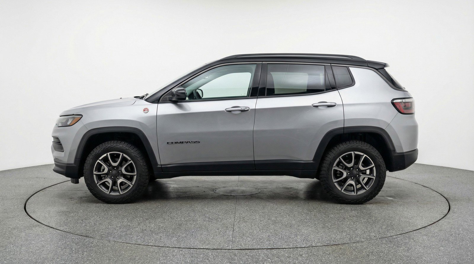 Used 2025 Jeep Compass Trailhawk AWD/4WD image 5
