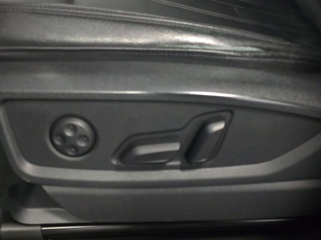 Used 2020 Audi Q5 e Prestige w/ Prestige Package image 37