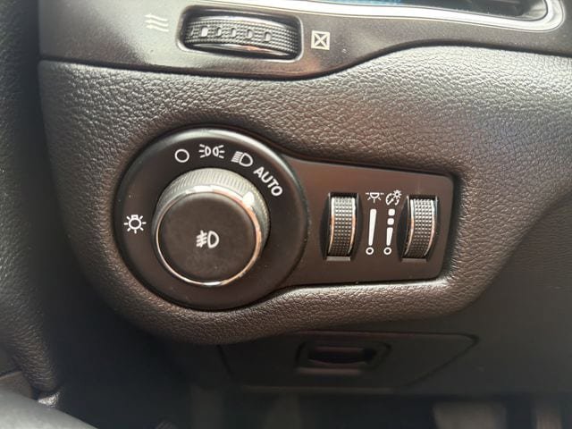 Used 2021 Jeep Cherokee Trailhawk w/ Sun, Sound & Nav Group AWD/4WD image 36