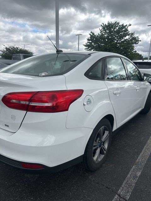 Used 2018 Ford Focus SE w/ SE Appearance Package FWD image 2