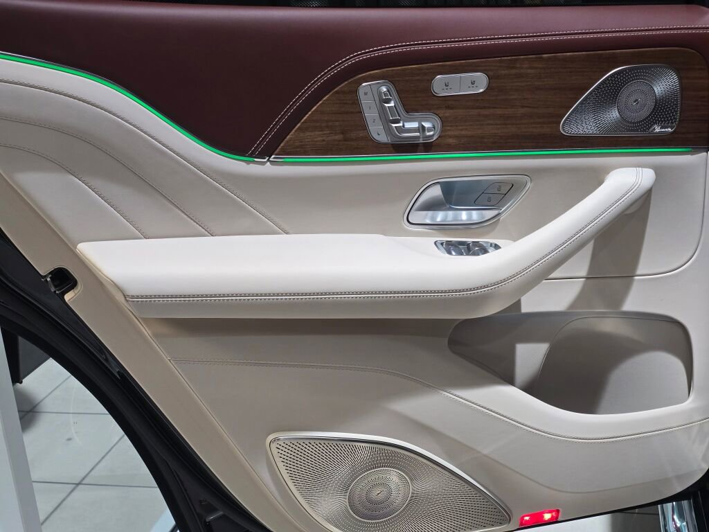 Used 2025 Mercedes-Benz Maybach GLS 600 4MATIC image 39