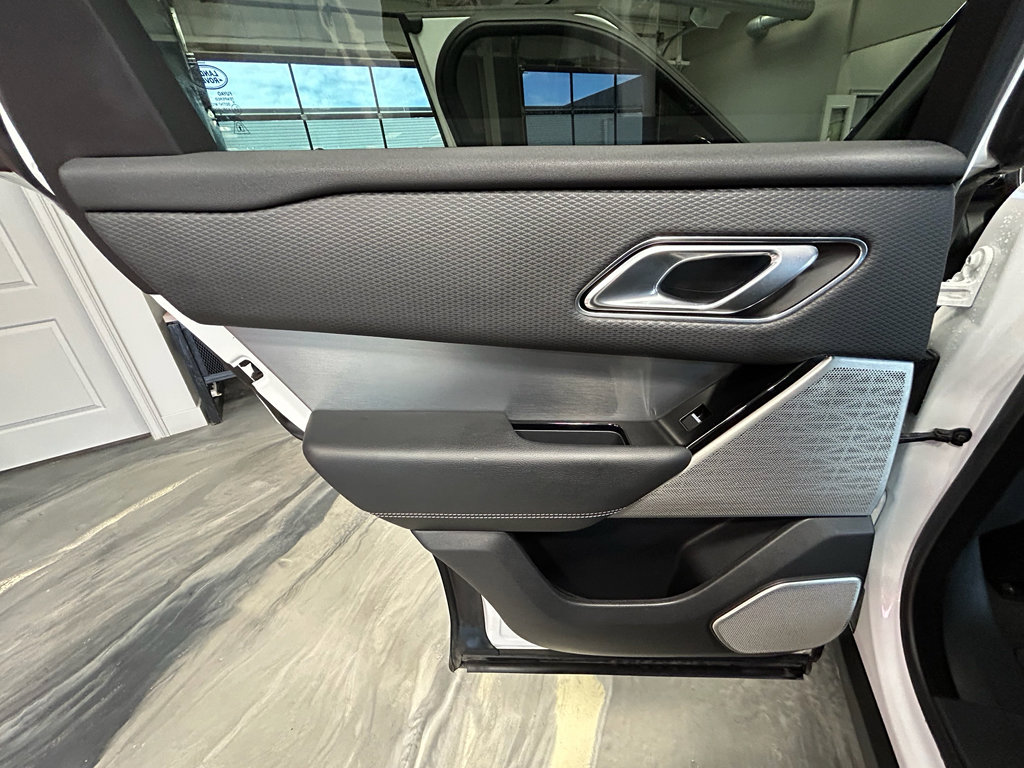 Used 2018 Land Rover Range Rover Velar R-Dynamic SE AWD/4WD image 47