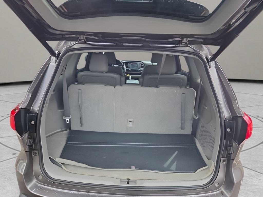 Used 2019 Toyota Highlander XLE w/ Carpet Mat Package (TMS) AWD/4WD image 10