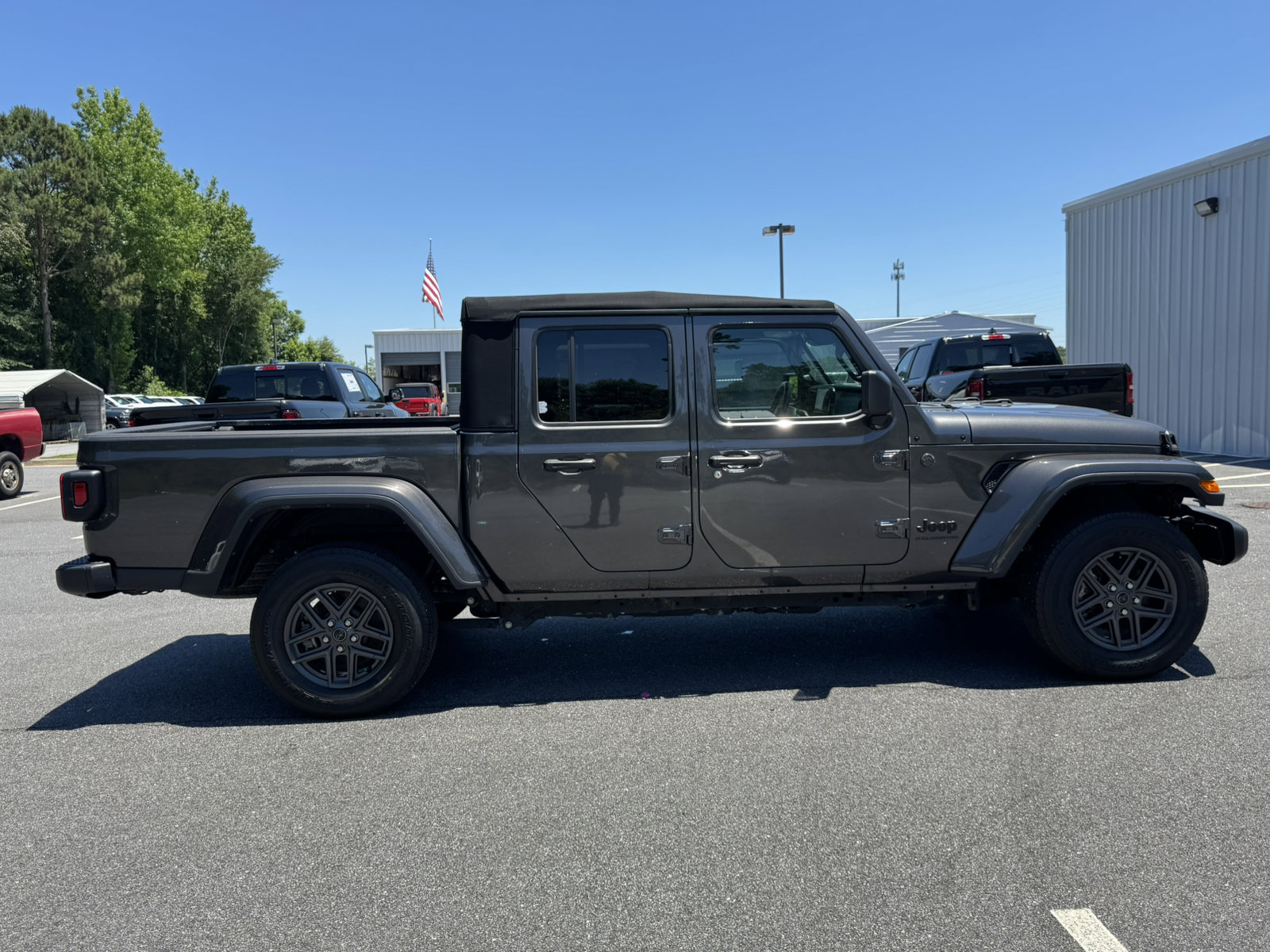 Used 2024 Jeep Gladiator Sport AWD/4WD image 4