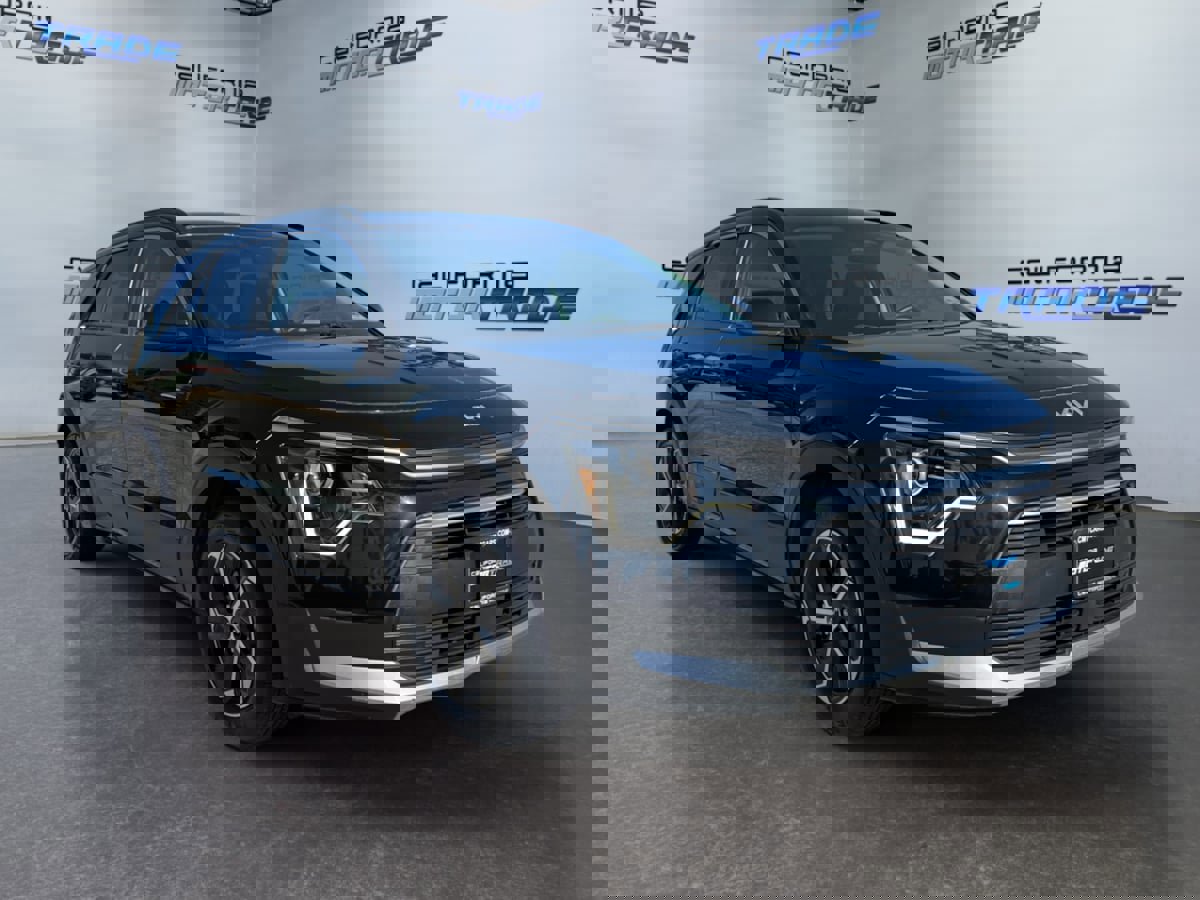 Used 2023 Kia Niro EX image 3