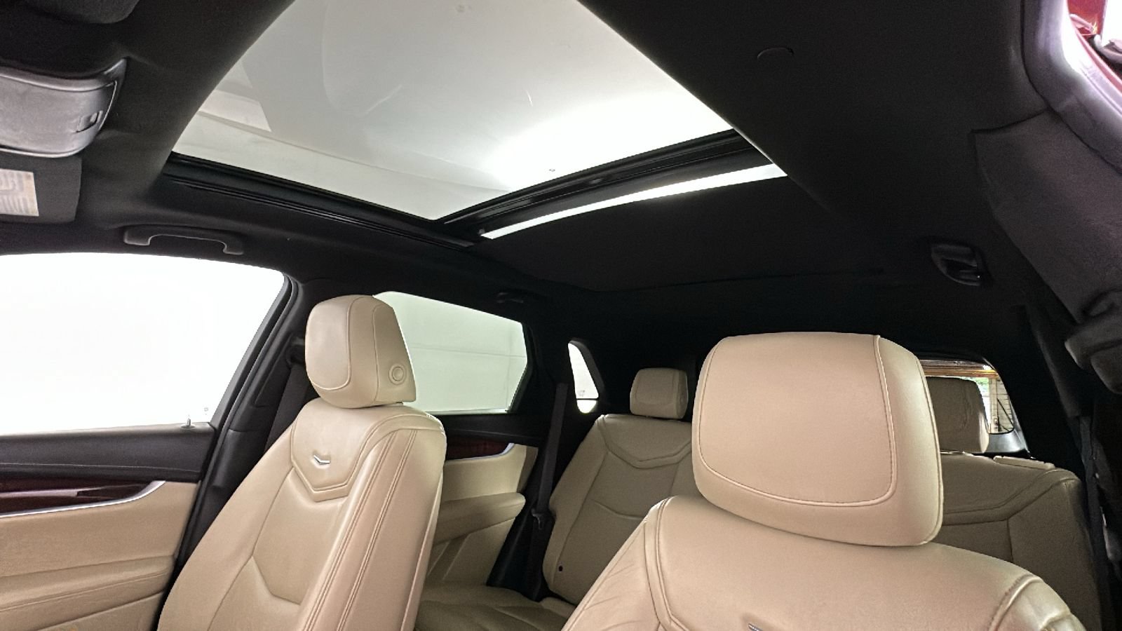 Used 2018 Cadillac XT5 Luxury w/ Driver Awareness Package AWD/4WD image 16