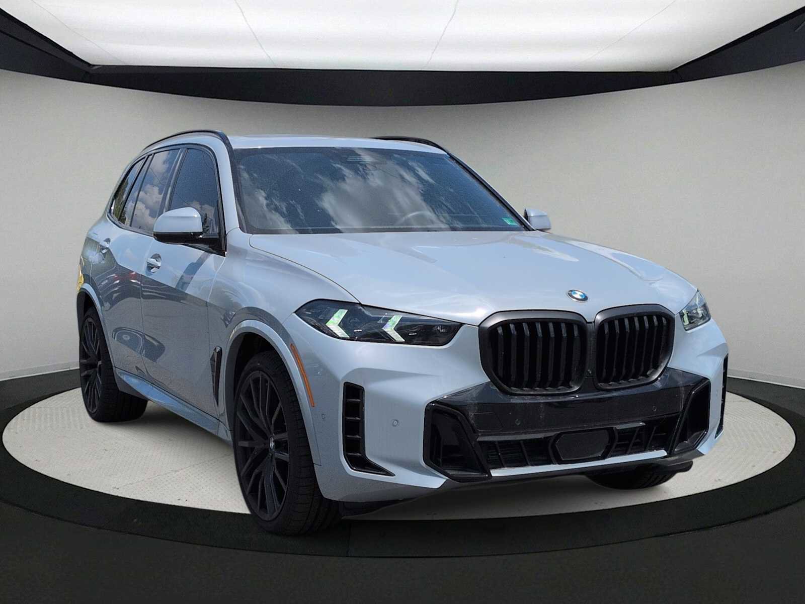 Used 2026 BMW X5 xDrive40i w/ M Sport Package AWD/4WD image 2