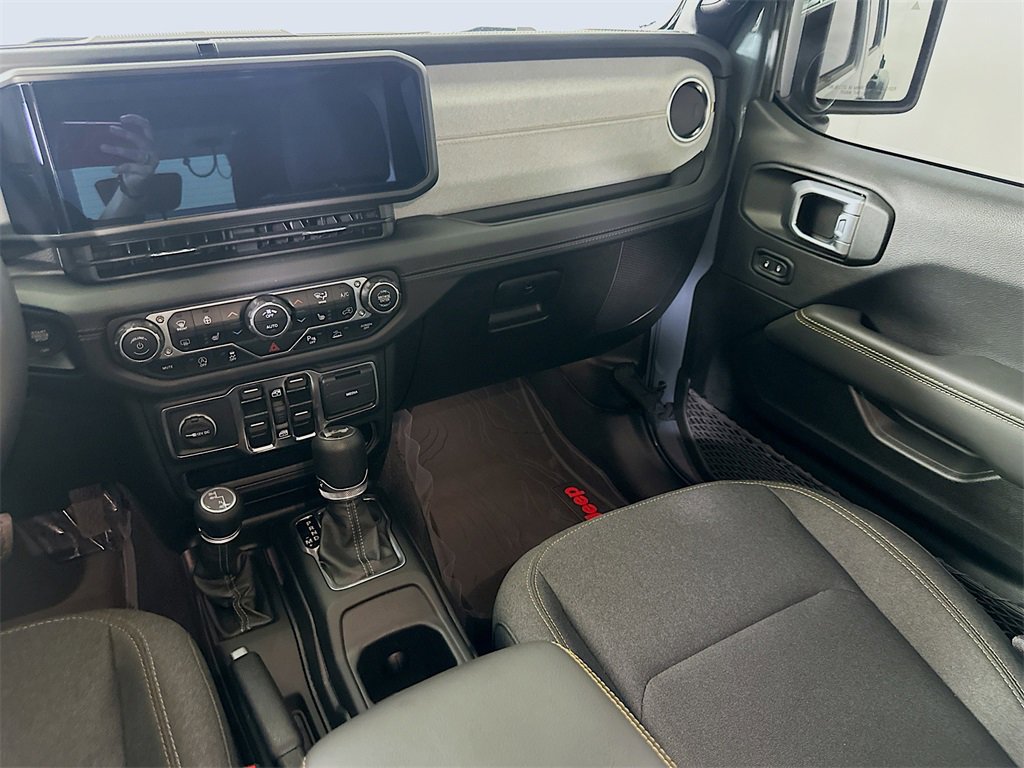 Used 2024 Jeep Wrangler Sahara w/ Safety Group image 19