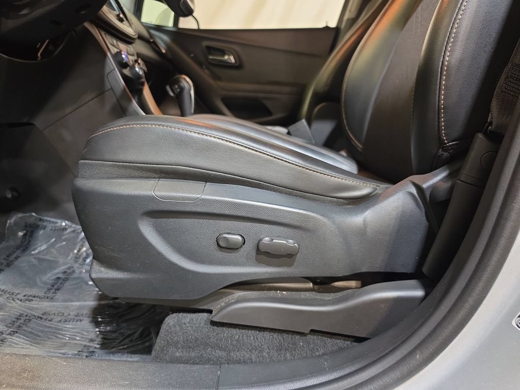 Used 2020 Chevrolet Trax LT w/ LT Convenience Package AWD/4WD image 14