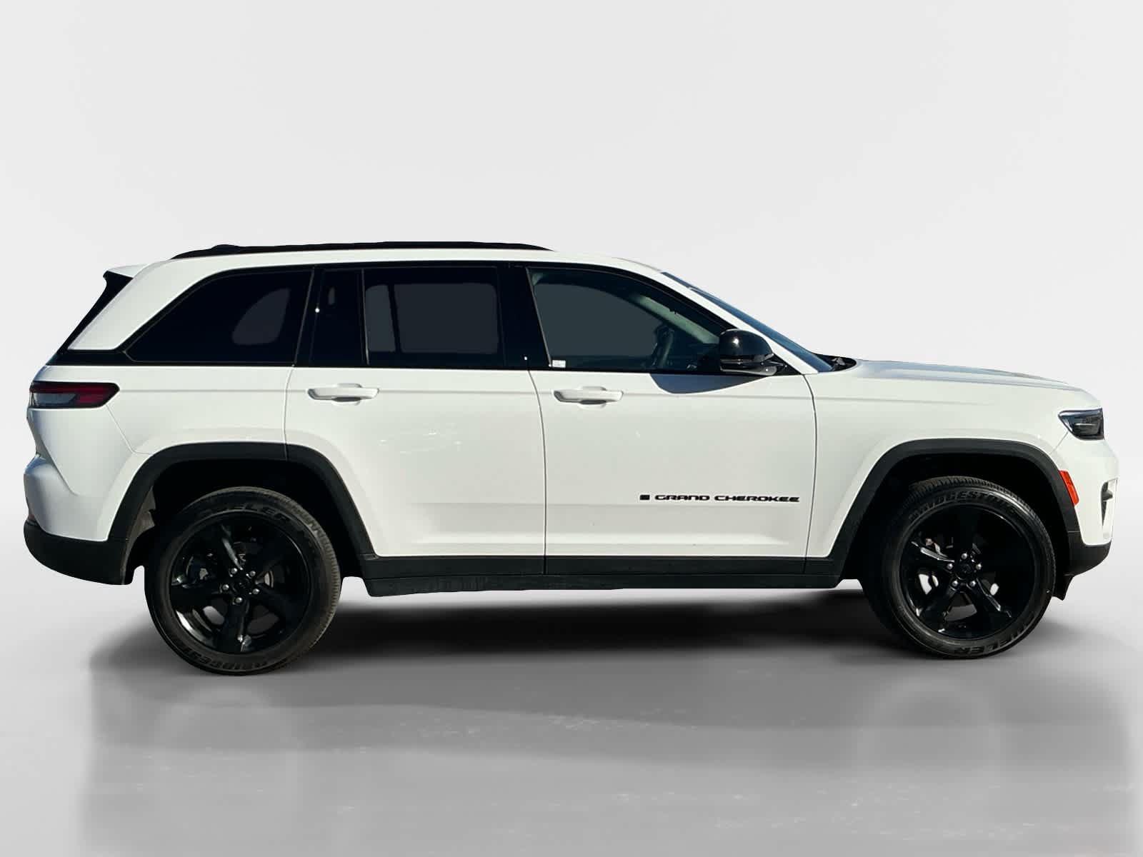 Used 2025 Jeep Grand Cherokee Altitude AWD/4WD image 6