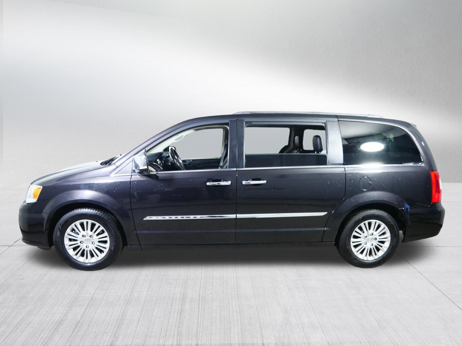 Used 2015 Chrysler Town & Country Touring-L w/ Driver Convenience Group FWD image 4