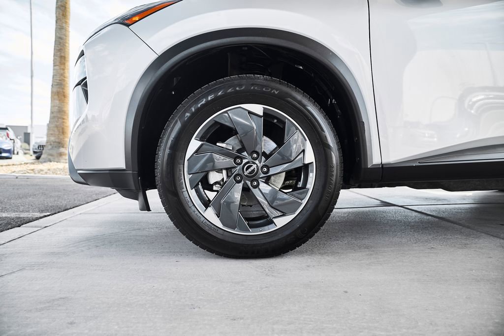 Used 2024 Nissan Rogue SV FWD image 3