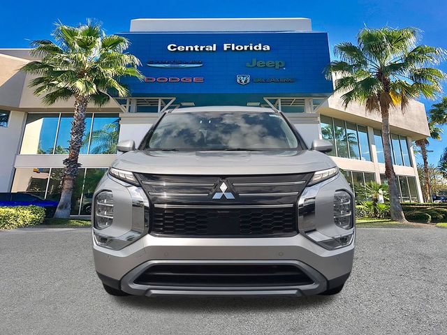 Used 2025 Mitsubishi Outlander SE FWD image 3