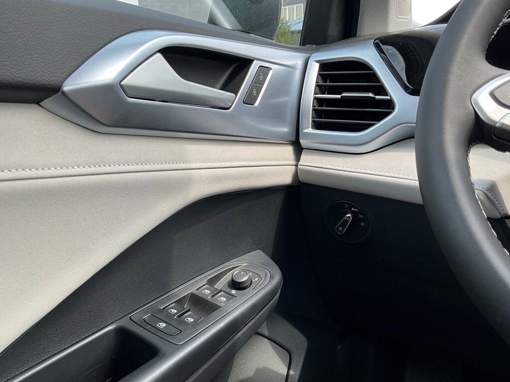 New 2025 Volkswagen Taos SE image 21