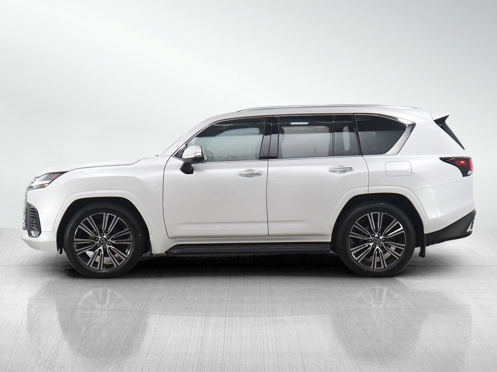 Used 2025 Lexus LX 600 4WD w/ Accessory Package (2T) image 2