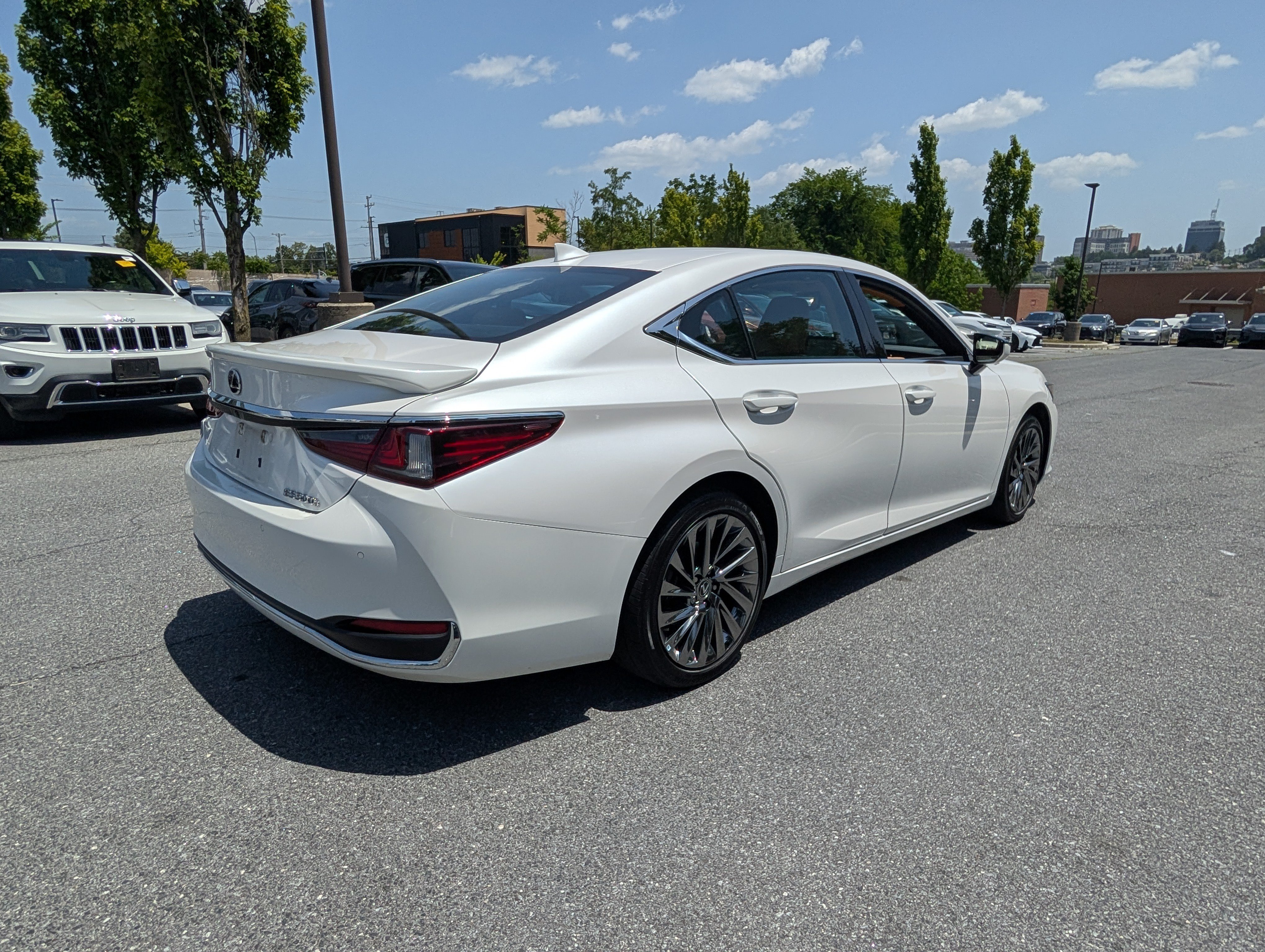 Used 2024 Lexus ES 300h Ultra Luxury w/ Accessory Package (Z2) FWD image 3
