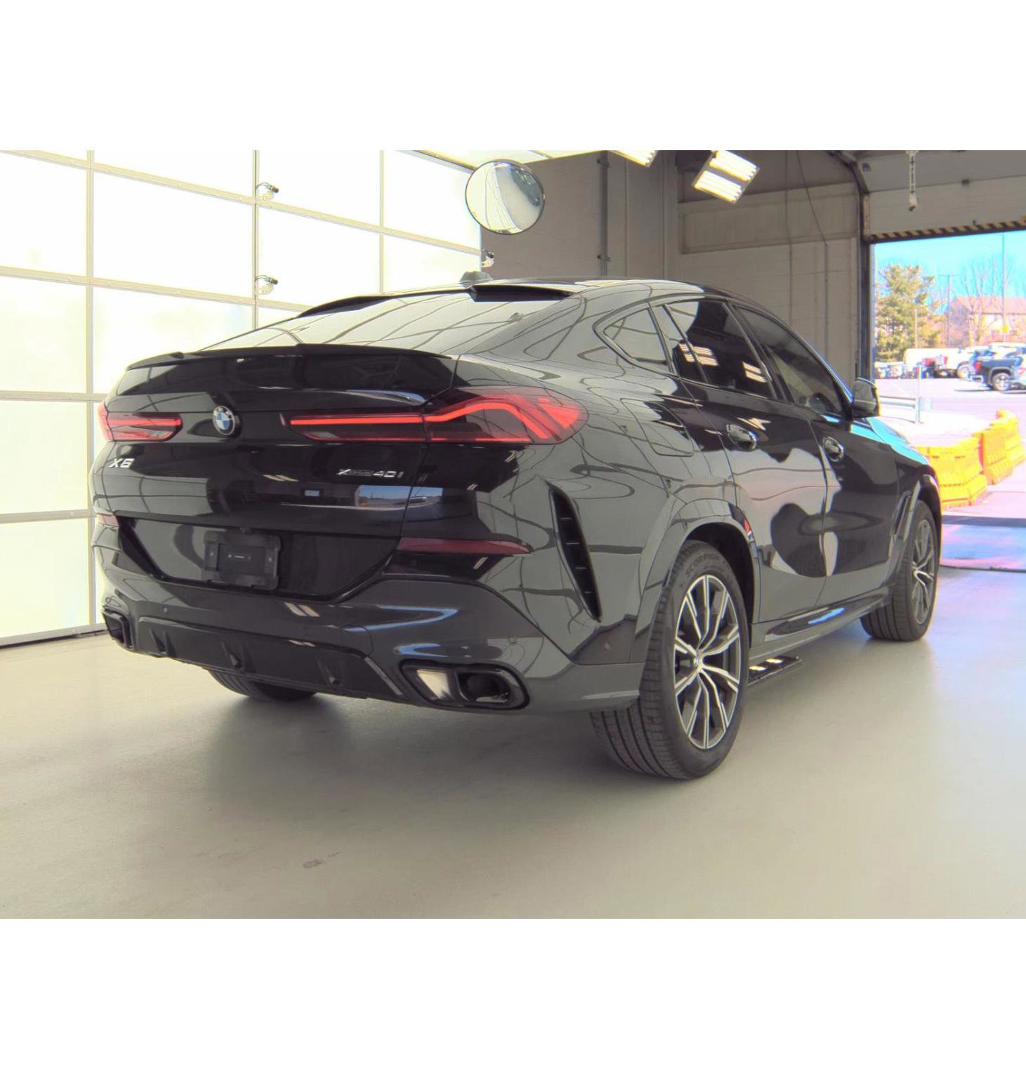 Used 2024 BMW X6 xDrive40i w/ M Sport Professional Package AWD/4WD image 32