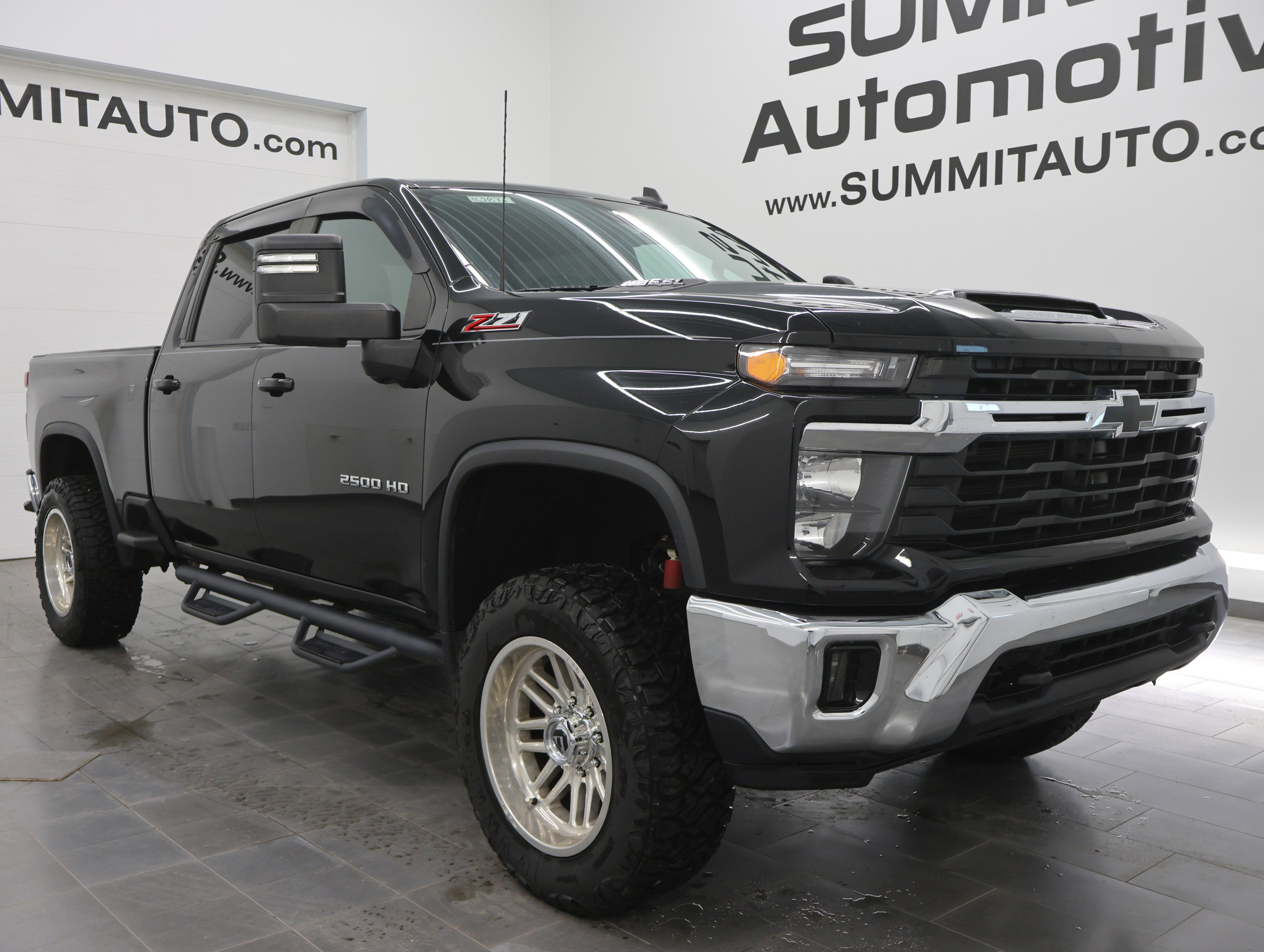 Used 2024 Chevrolet Silverado 2500 LT image 2
