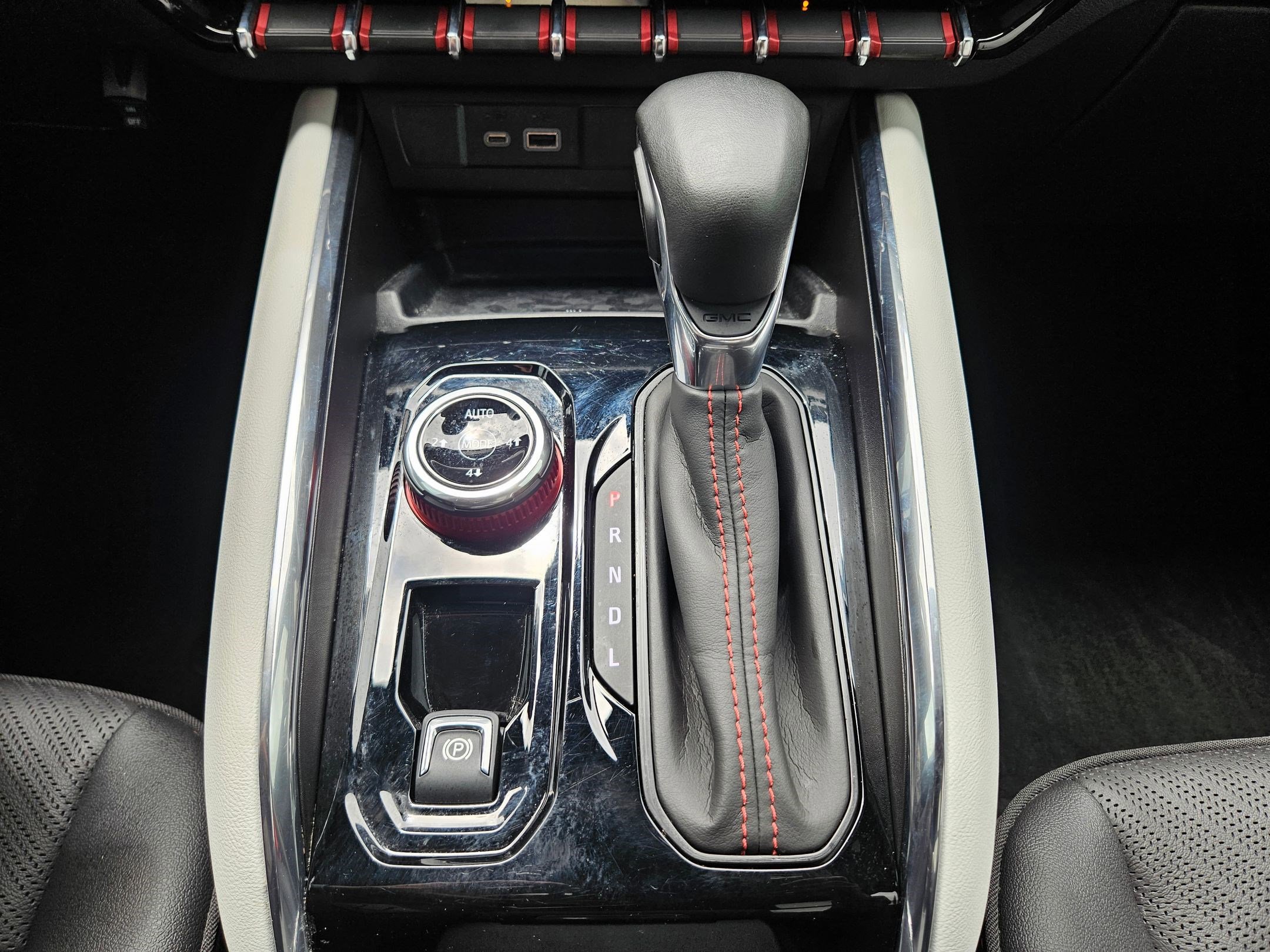 Used 2025 GMC Canyon AT4 w/ AT4X Package image 25