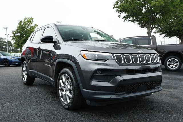 Used 2022 Jeep Compass Latitude w/ Sun and Sound Group AWD/4WD image 3