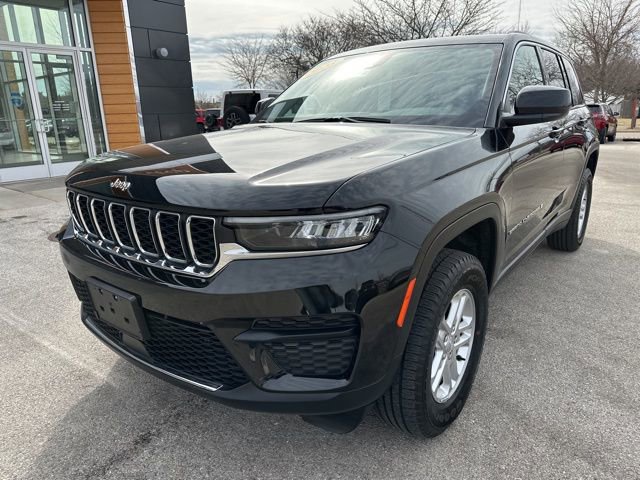 Used 2023 Jeep Grand Cherokee Laredo image 2