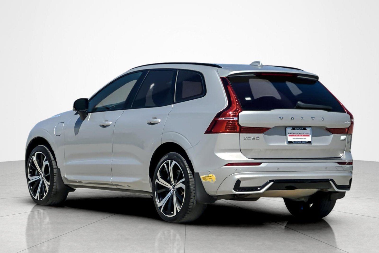 Used 2022 Volvo XC60 T8 R-Design w/ Advanced Package AWD/4WD image 3