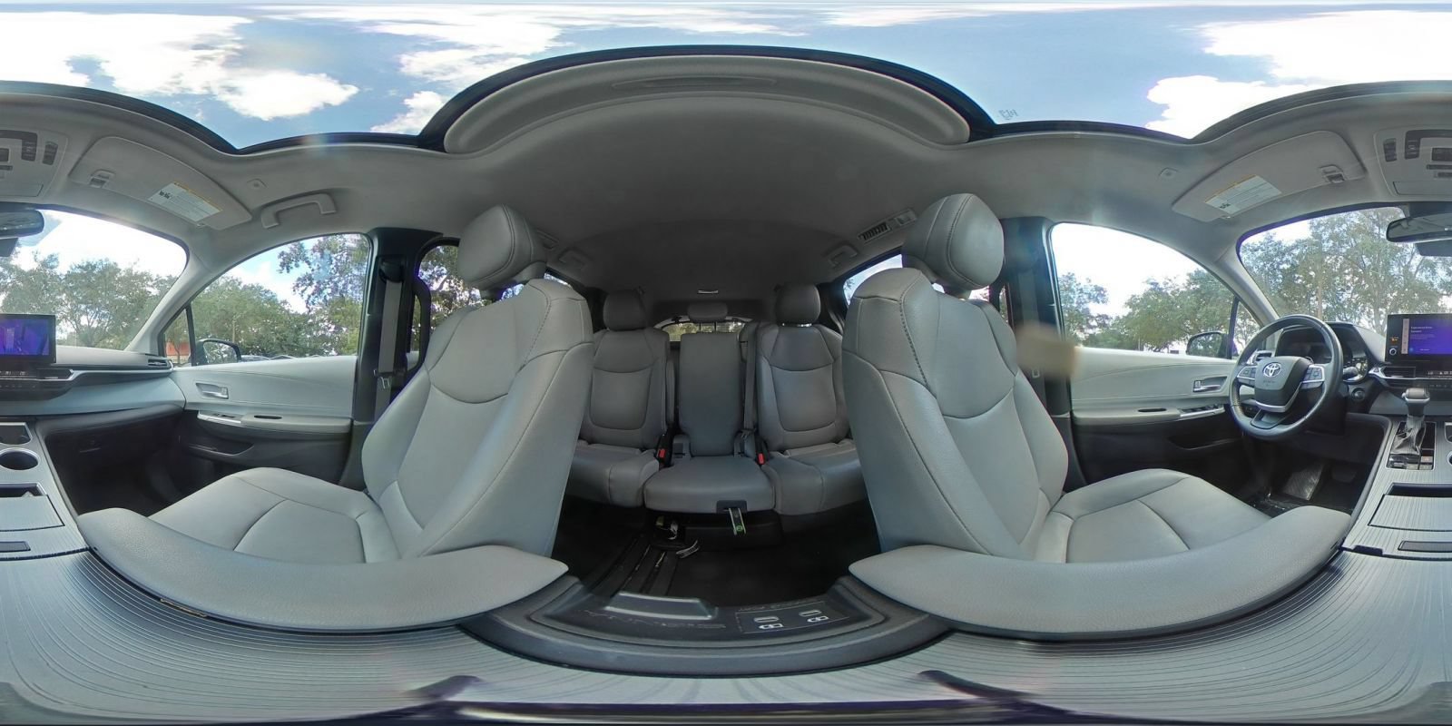 Used 2025 Toyota Sienna XLE FWD image 46