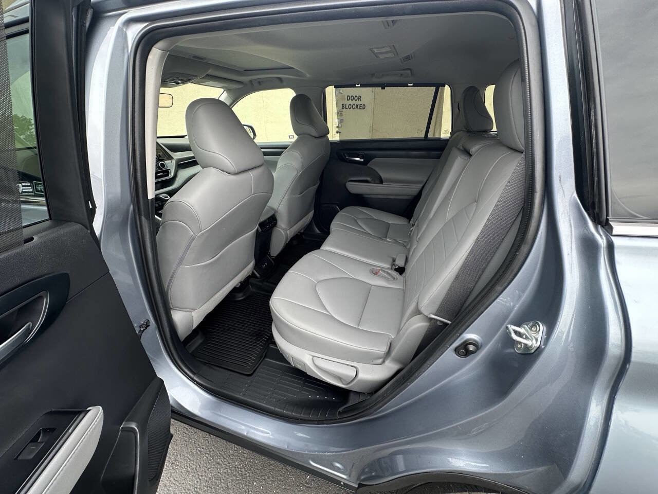 Used 2020 Toyota Highlander XLE FWD image 13
