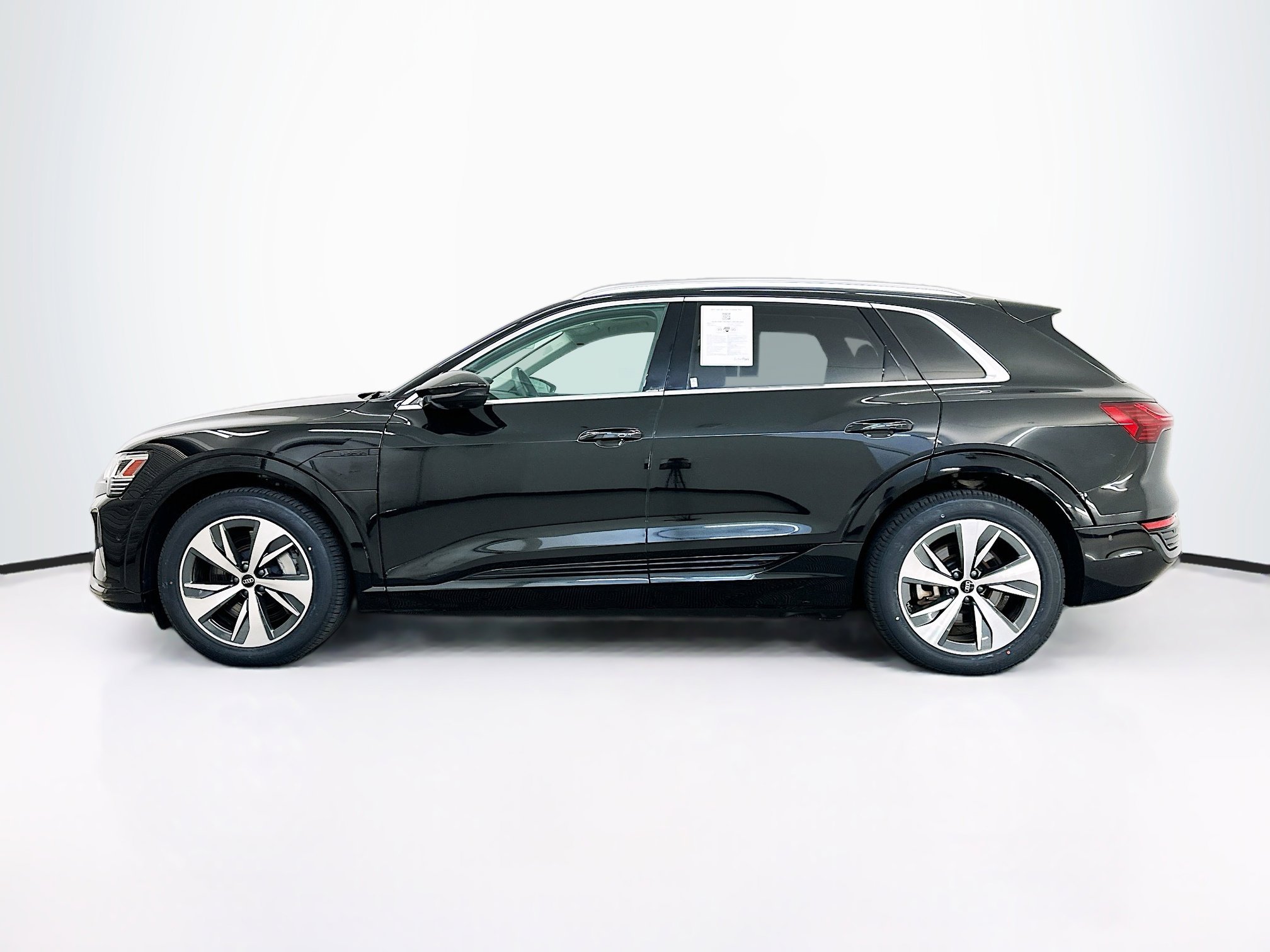 Used 2024 Audi Q8 e-tron Premium Plus w/ Premium Plus Package image 4